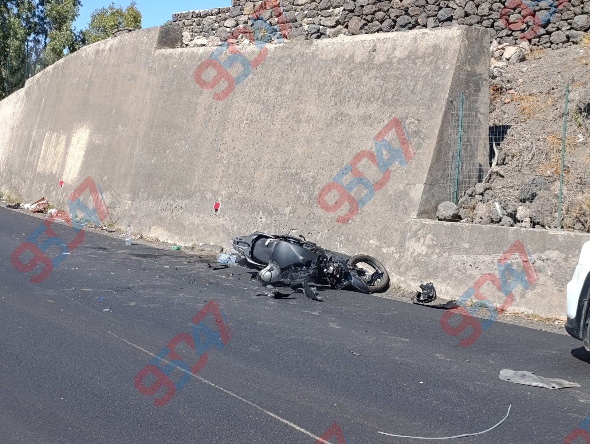 PATERNÒ. GRAVE INCIDENTE A SCHETTINO SCONTRO FRONTALE FURGONE MOTO, FERITO 17 ENNE