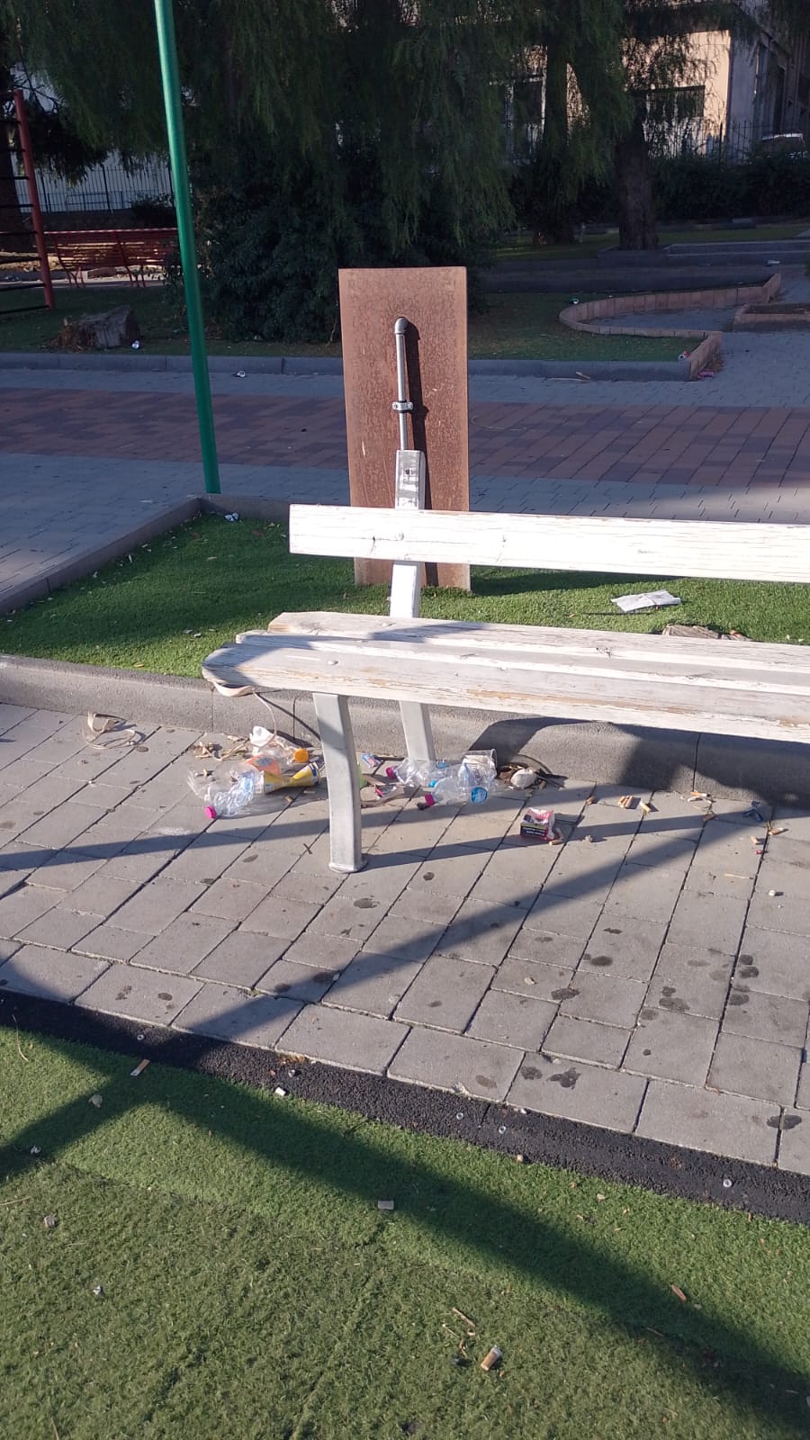 Santa Maria di Licodia, spazzatura nella villa comunale: la denuncia di una residente