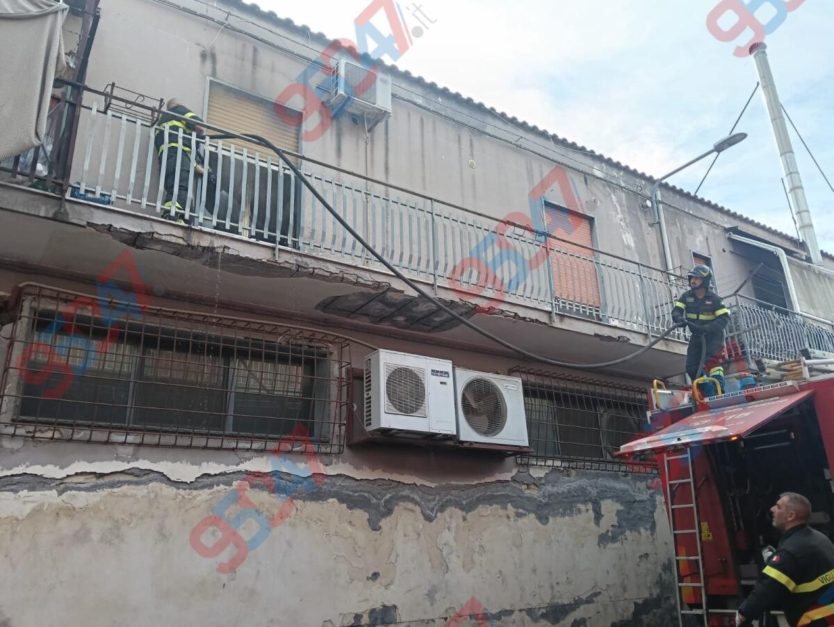 Fiamme questa mattina in un appartamento a Paternò: probabile guasto elettrico, nessun ferito - 