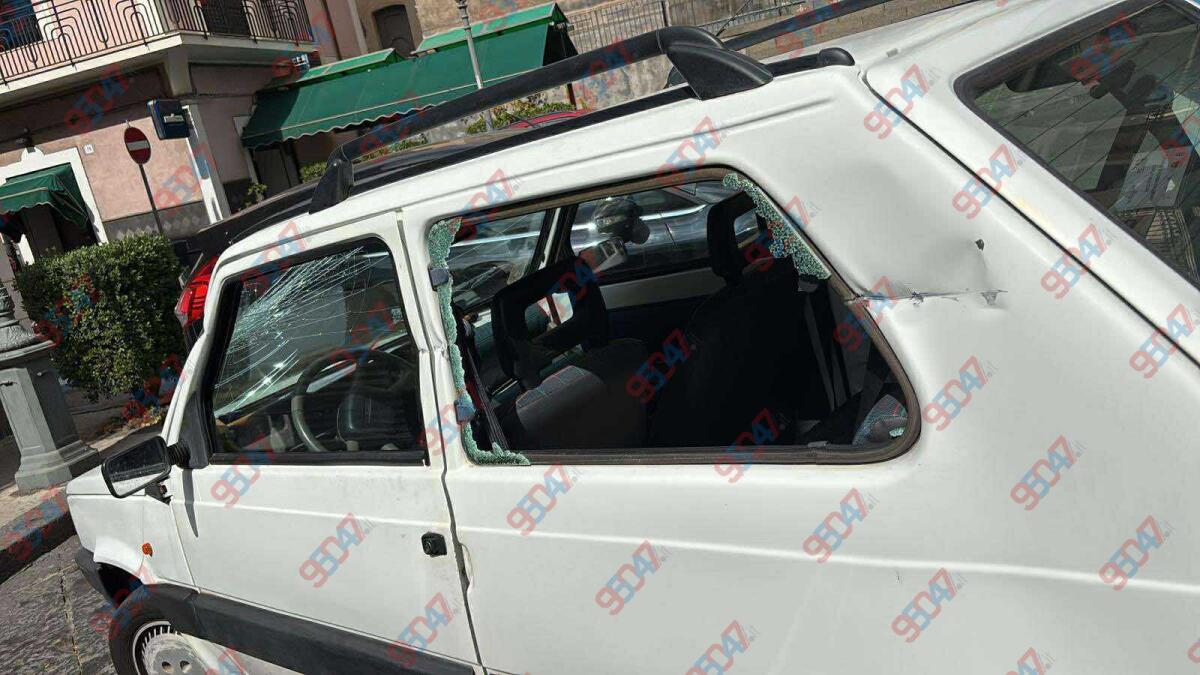 Belpasso, auto urta la sponda di un camion: parabrezza e finestrini distrutti, paura ma conducente illeso - 