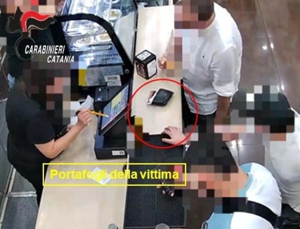 Notte di paura a Giarre: lo seguono dal bar, lo aggrediscono e lo rapinano, i nomi - 