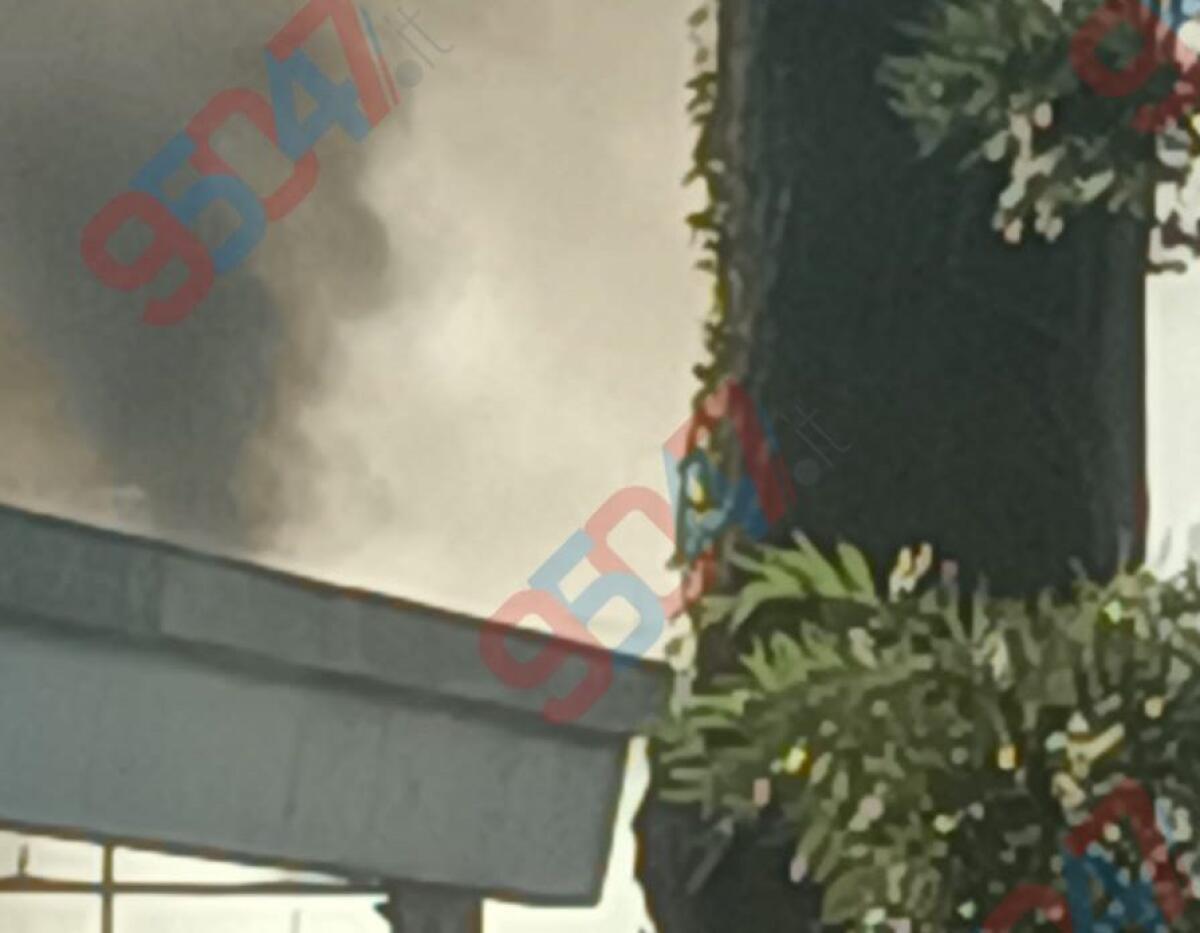 ULTIM’ORA – Catania, grosso incendio in via Acquicella Porto: fumo nero visibile da chilometri, sul posto Vigili del Fuoco e Polizia. - 