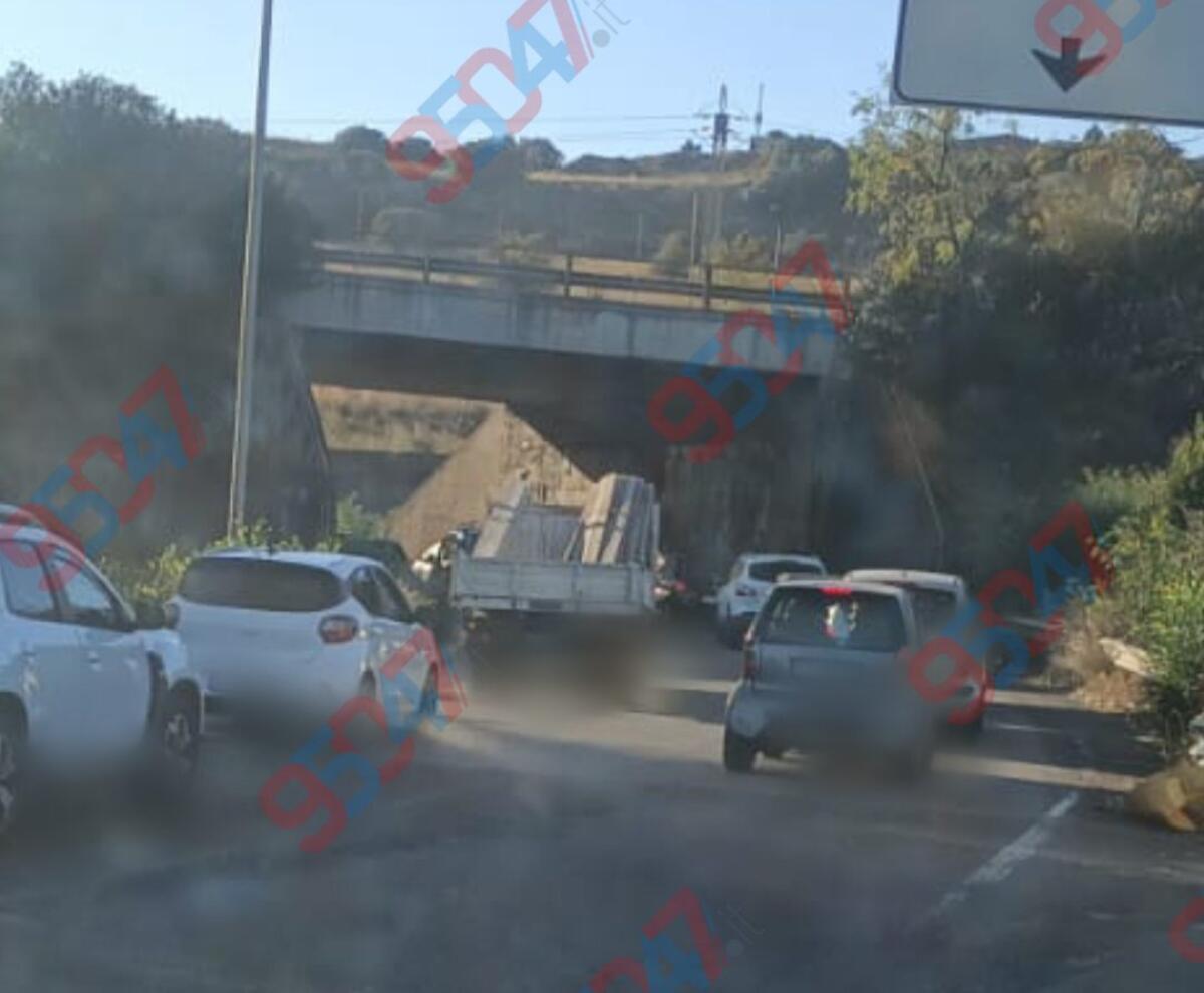 Superstrada 121: lunghi rallentamenti verso Catania per lavori e incidente in circonvallazione - 