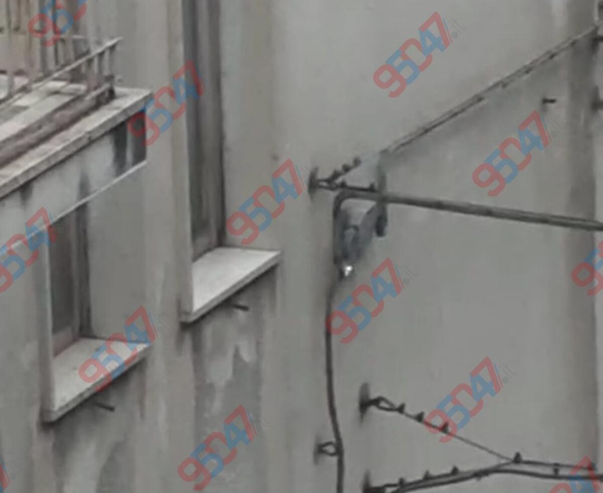 PATERNO'. Scintille e scoppi da una cassetta elettrica: strada chiusa, sul posto vigili del fuoco e tecnici - 