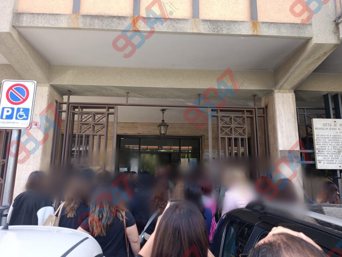 Paternò, protesta dei genitori della “Guglielmo Marconi” per i doppi turni: attesa al Comune, ma nessuna risposta - 