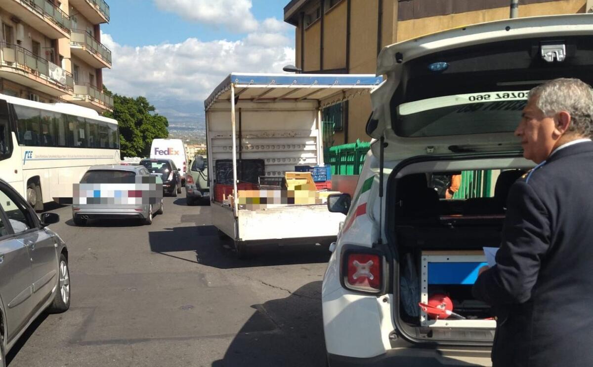Paternò, controlli della Polizia Municipale: 45 verbali e 2 sanzioni per vendita abusiva di ortofrutta - 