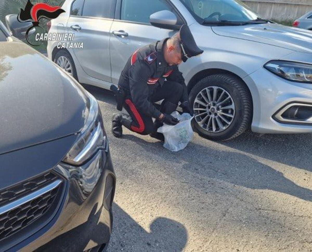 Paternese 37enne fermato a Catania: in tasca frammenti di marijuana, in un sacchetto le dosi pronte - 