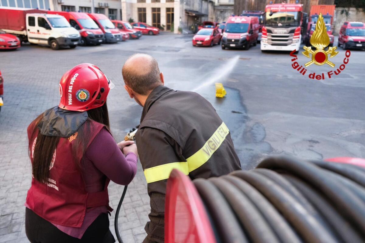 Catania, i Vigili del Fuoco accolgono i ragazzi con disabilità: “Un giorno da pompieri!” - 
