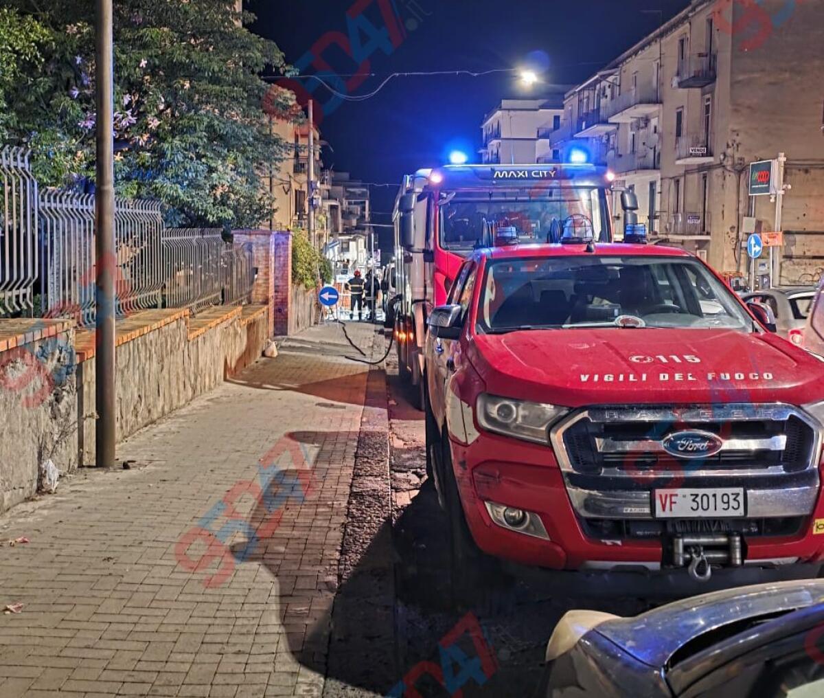 PATERNO'. FUGA DI GAS IN VIA E BELLIA , INTERVENGONO VIGILI DEL FUOCO E TECNICI - 