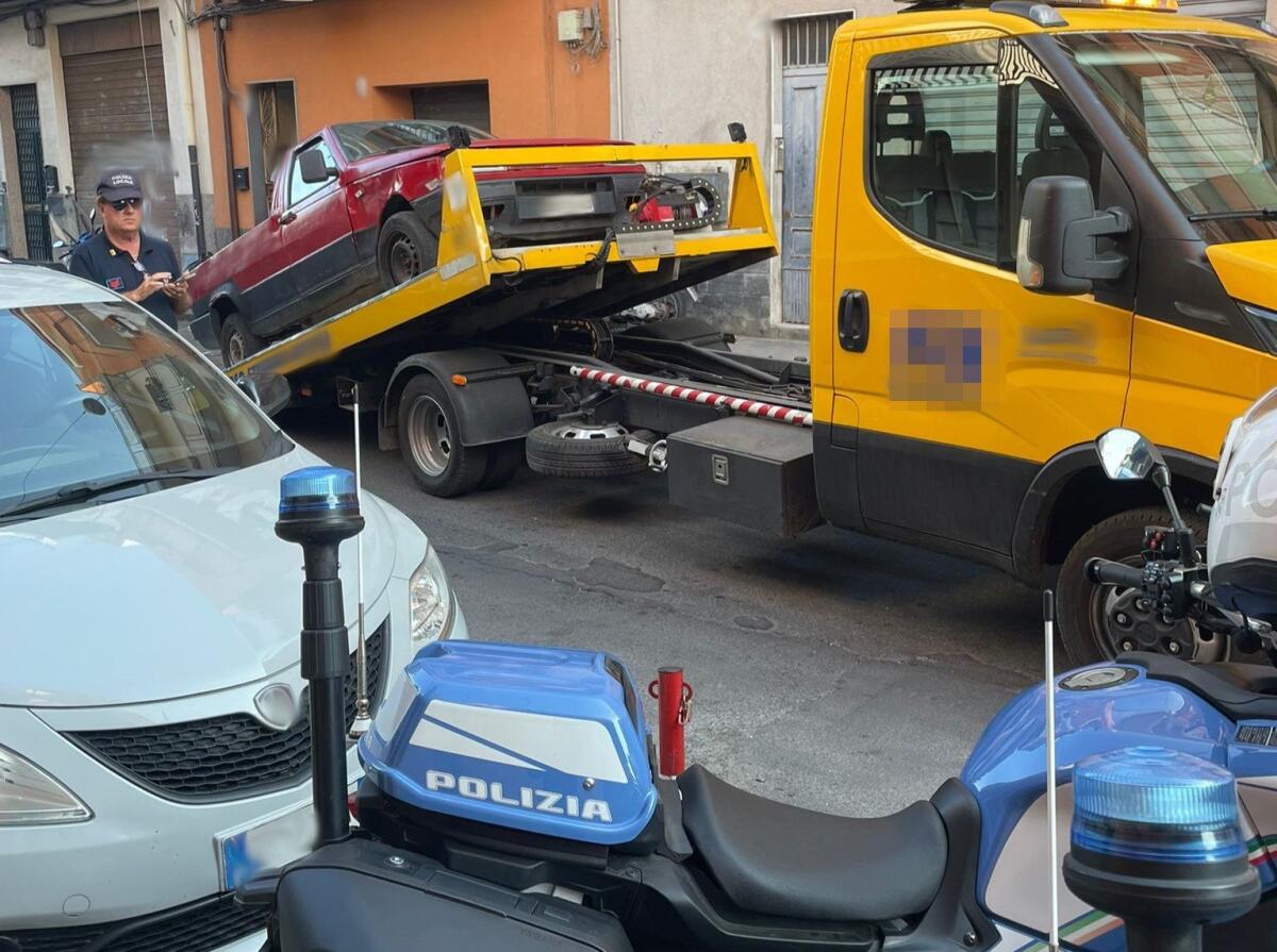 CATANIA. Controlli in città: sequestrati scooter elettrici modificati, auto senza assicurazione e 150 kg di uva abusiva - 