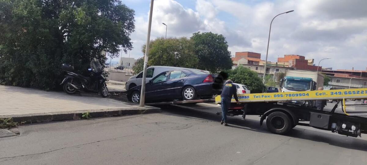 Paternò, prosegue l’operazione anti-auto abbandonate: 125 veicoli rimossi e sanzioni per oltre 6 mila euro - 
