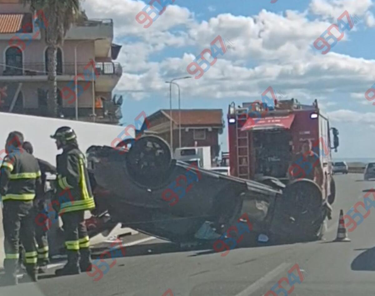 Grave incidente sulla superstrada 121: auto si ribalta nei pressi dello svincolo di Motta Sant’Anastasia - 