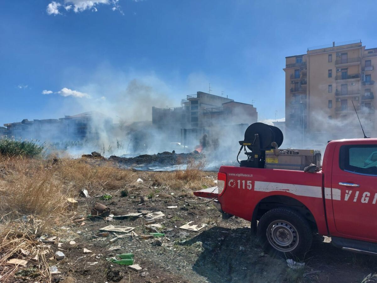 Rogo lungo il Corso Italia a Paternò: brucia un’area di sterpaglie e rovi, in azione i Vigili del Fuoco - 