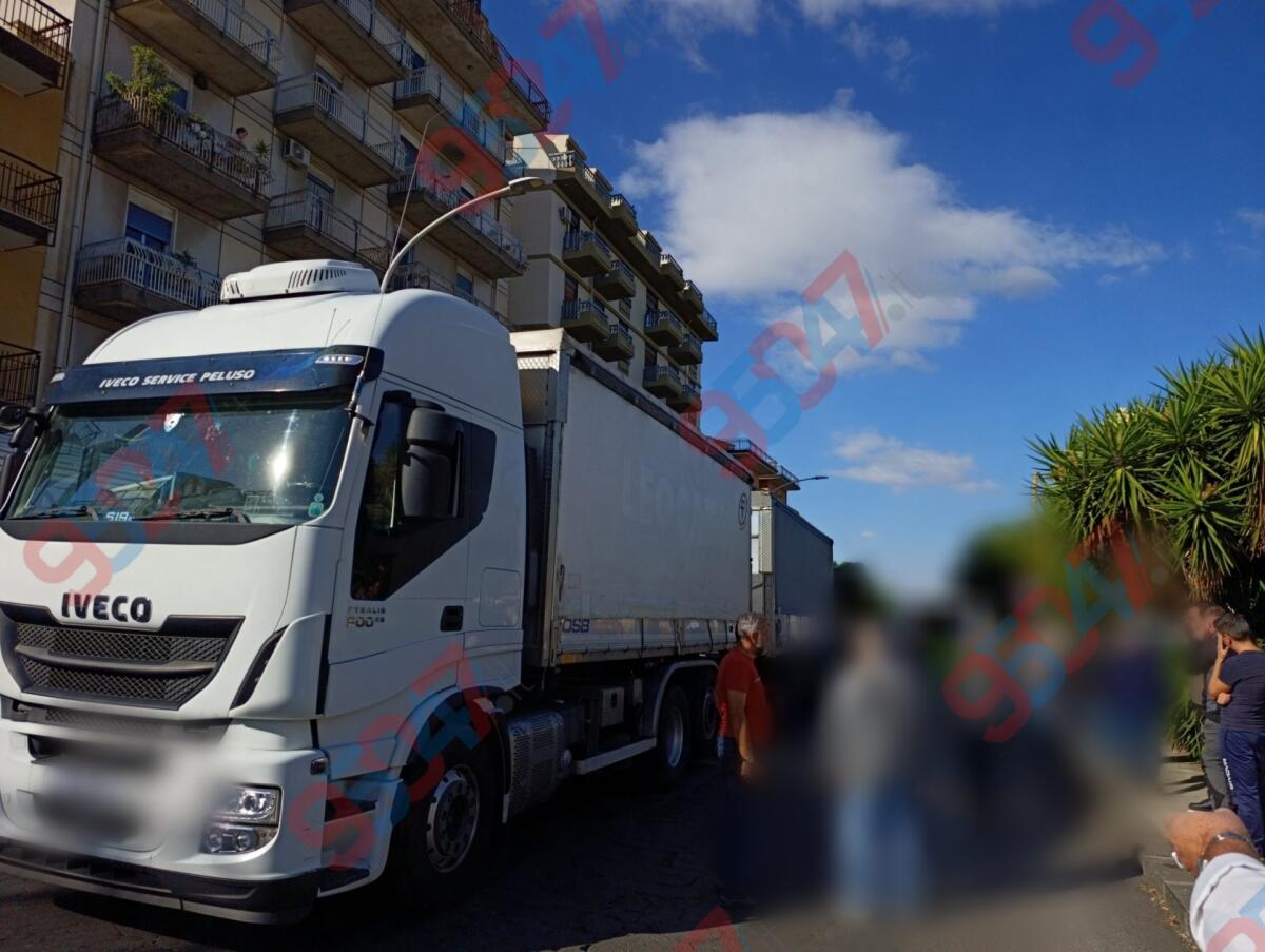 PATERNO'. Gravissimo incidente al Corso Italia: pedone investito da un camion, richiesto intervento elisoccorso - 