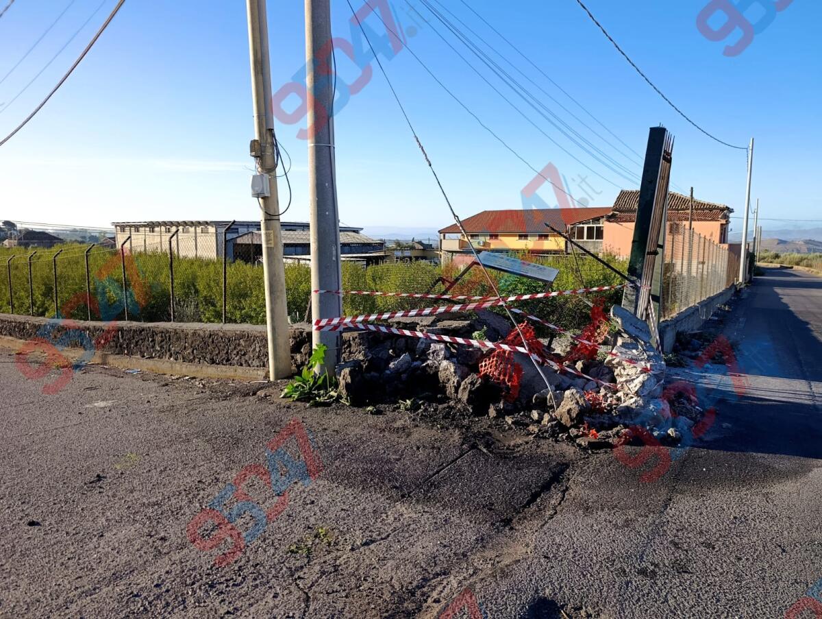 Paternò, auto si schianta contro un muretto in via Verga: impatto violentissimo nella notte, grave 22 enne - 