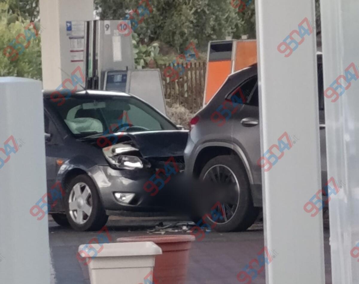 BELPASSO.  Tamponamento nell’area di servizio sulla SS121: auto colpisce una vettura ferma vicino alla pompa - 
