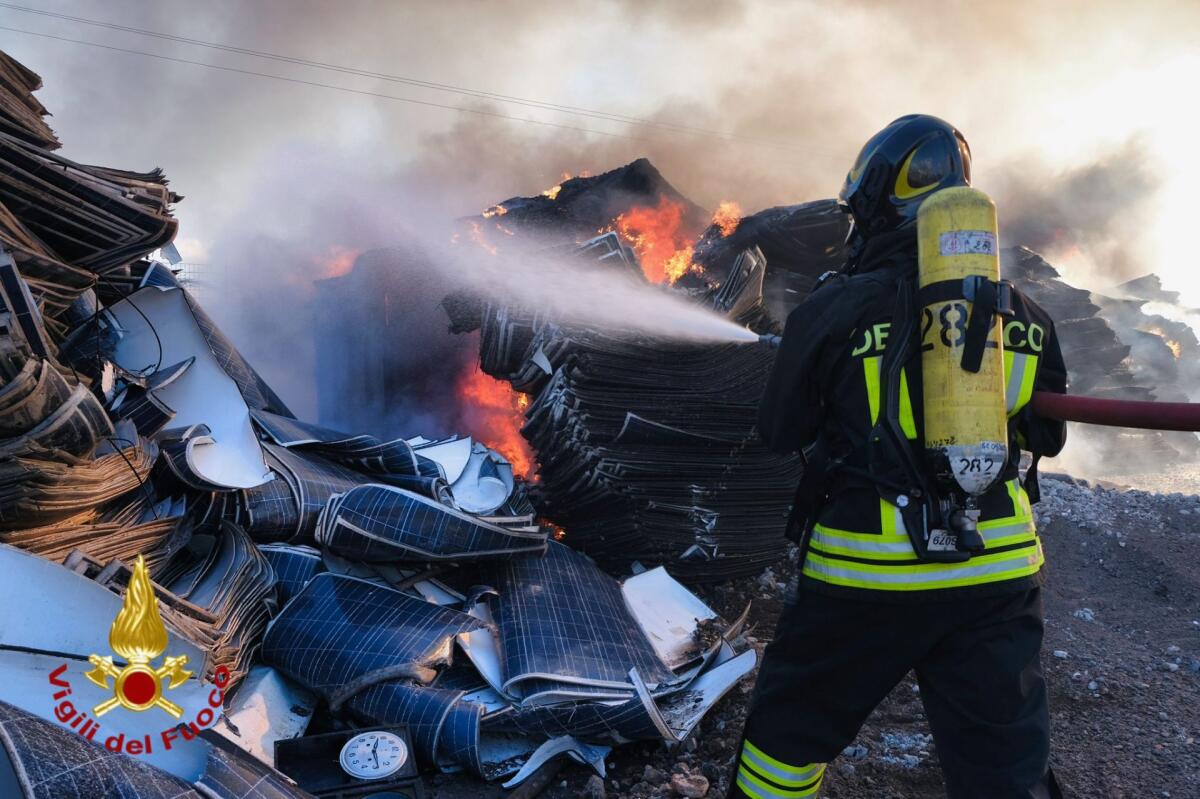 BELPASSO – VASTO INCENDIO A VALCORRENTE: FIAMME IN UNA DITTA DI SMALTIMENTO ELETTRODOMESTICI, PROSEGUONO LE OPERAZIONI DI SPEGNIMENTO. LE FOTO - 
