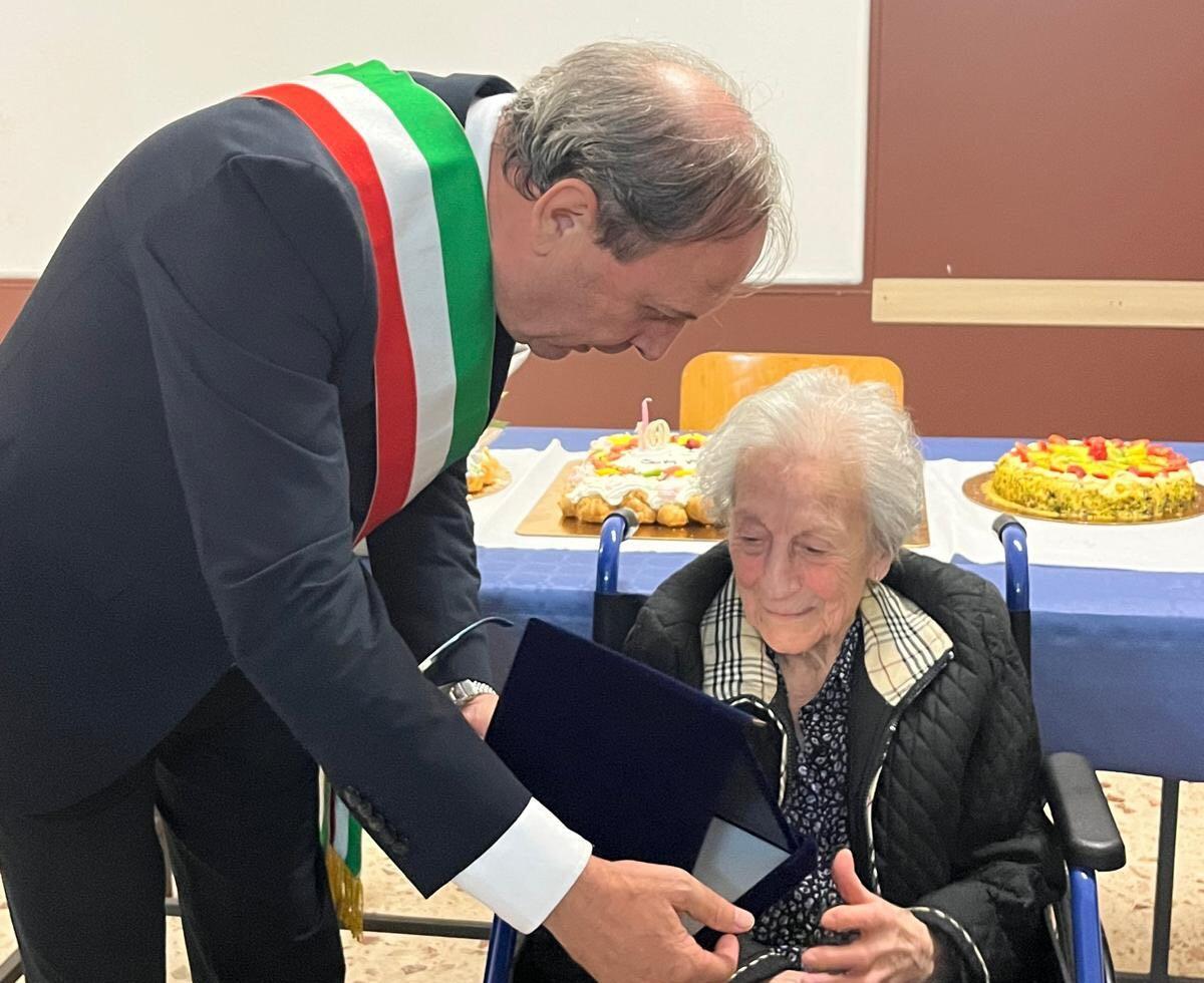 Paternò festeggia i 100 anni di nonna Angela Guido: una giornata di gioia e commozione - 