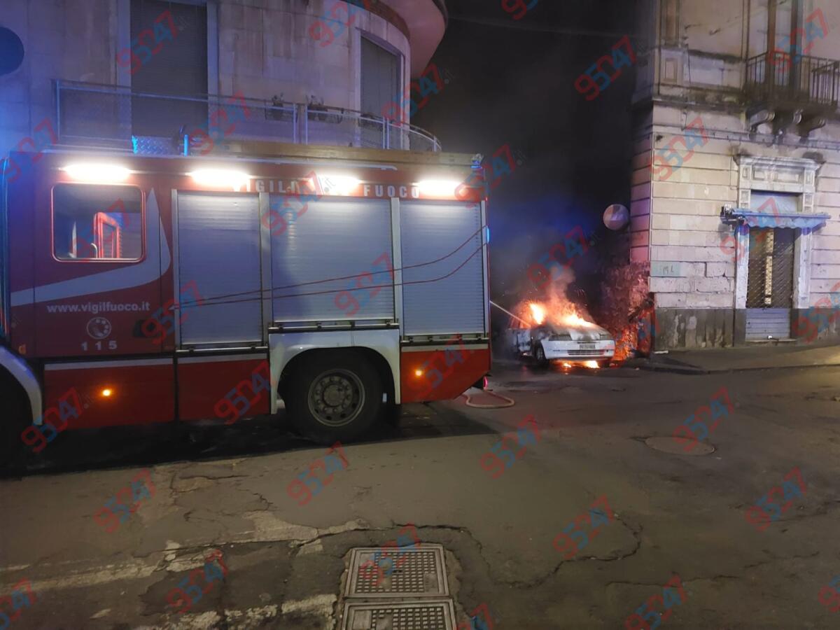 Paternò, auto in fiamme nella notte in una traversa dei “4 Canti”: coinvolta una seconda vettura, cause da accertare - 