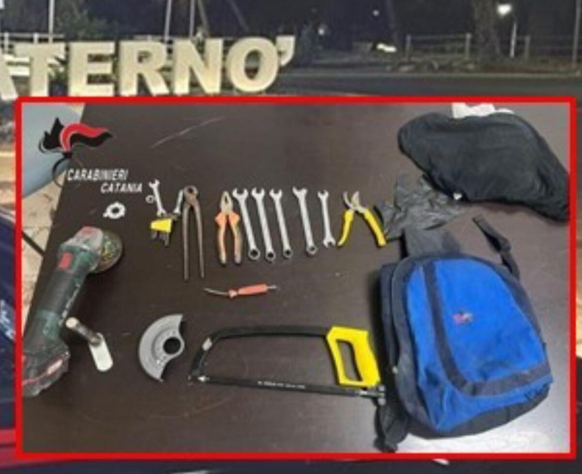 Paternò, cittadini sentono strani rumori e chiamano i Carabinieri: arrestati due ladri mentre rubano il catalizzatore - 