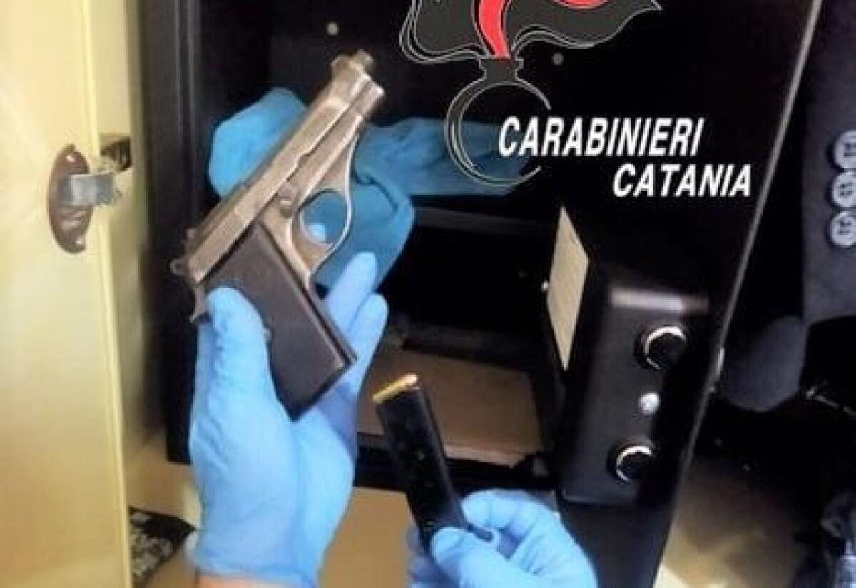 Maniace, 80enne arrestato: in casa una pistola modificata e oltre 120 cartucce - 
