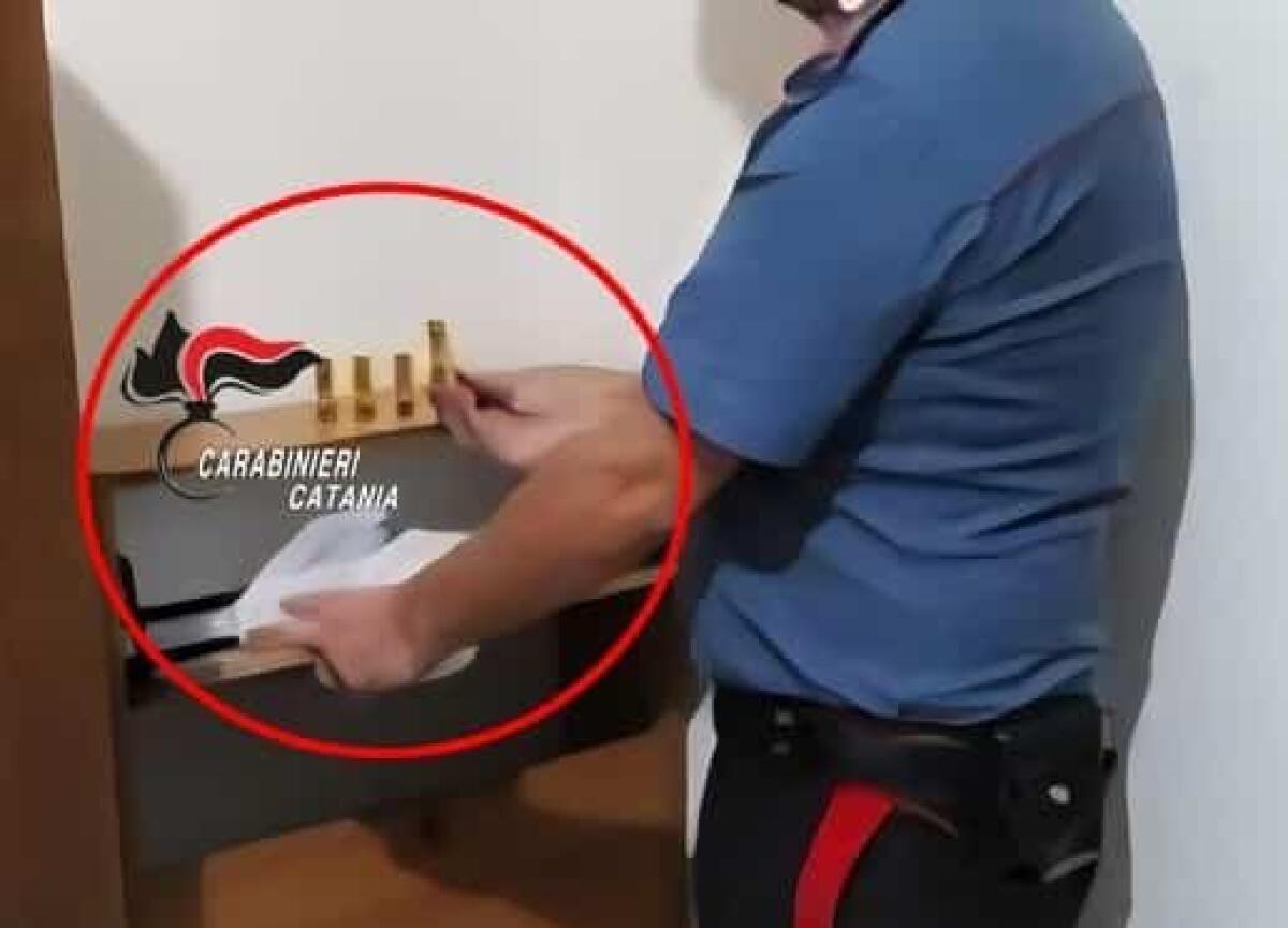 Blitz dei Carabinieri a Biancavilla: scoperte munizioni nascoste in casa, denunciato 24enne - 