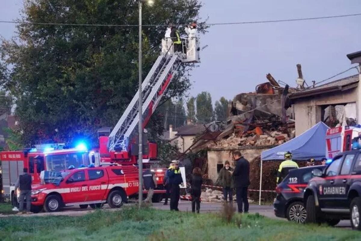 Verona, esplosione durante sgombero: morti tre carabinieri e 13 feriti. Fermati fratello e sorella - 