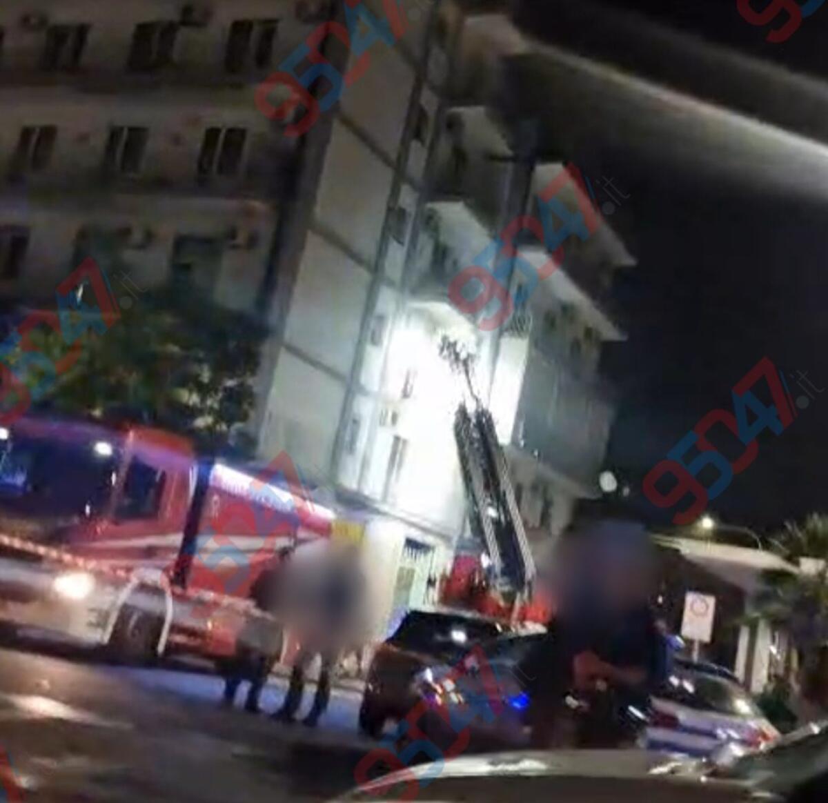 Paura a Catania: fiamme in un appartamento a Piazza Galatea, Vigili del Fuoco, ambulanze e Polizia in azione - 