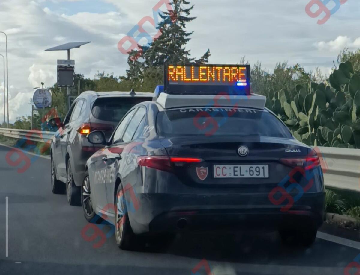 Auto ferma sulla SS121 prima dello svincolo Valcorrente: rallentamenti e Carabinieri sul posto - 