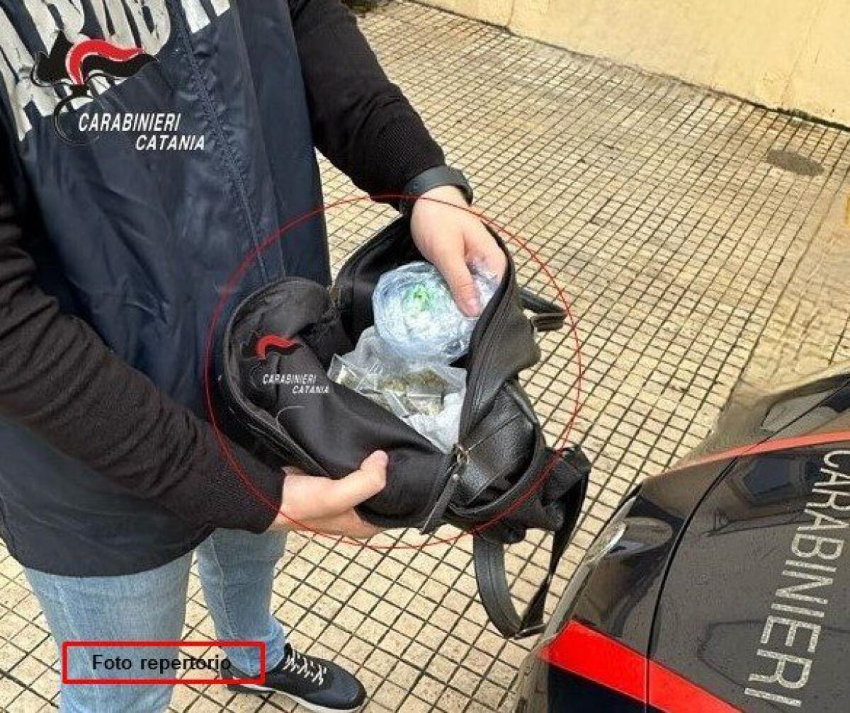 Paternò, alla vista dei carabinieri cambia strada: nel borsello crack, marijuana e contanti. Arrestato 37enne - 