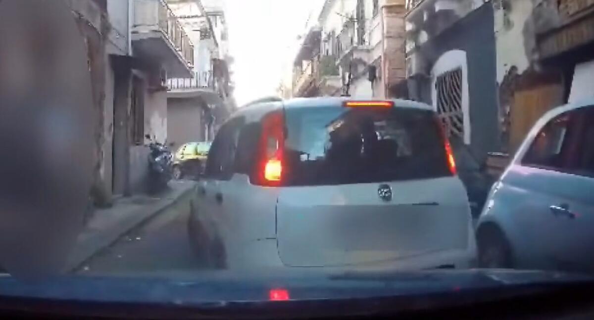 Folle fuga tra le strade di Catania: auto rubata tamponata, bloccati e arrestati - 