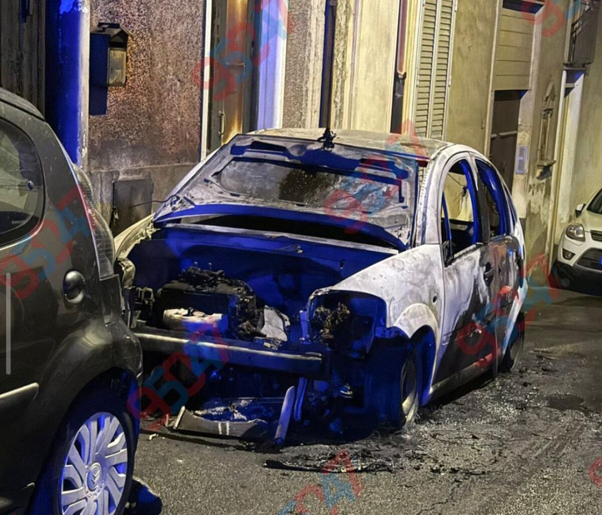 Paternò, ancora un’auto distrutta dal fuoco nella notte: si indaga sull’origine del rogo - 