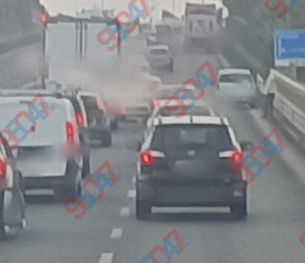 Auto si ferma in corsia di marcia sulla SS121: traffico rallentato e code tra Paternò e Palazzolo - 