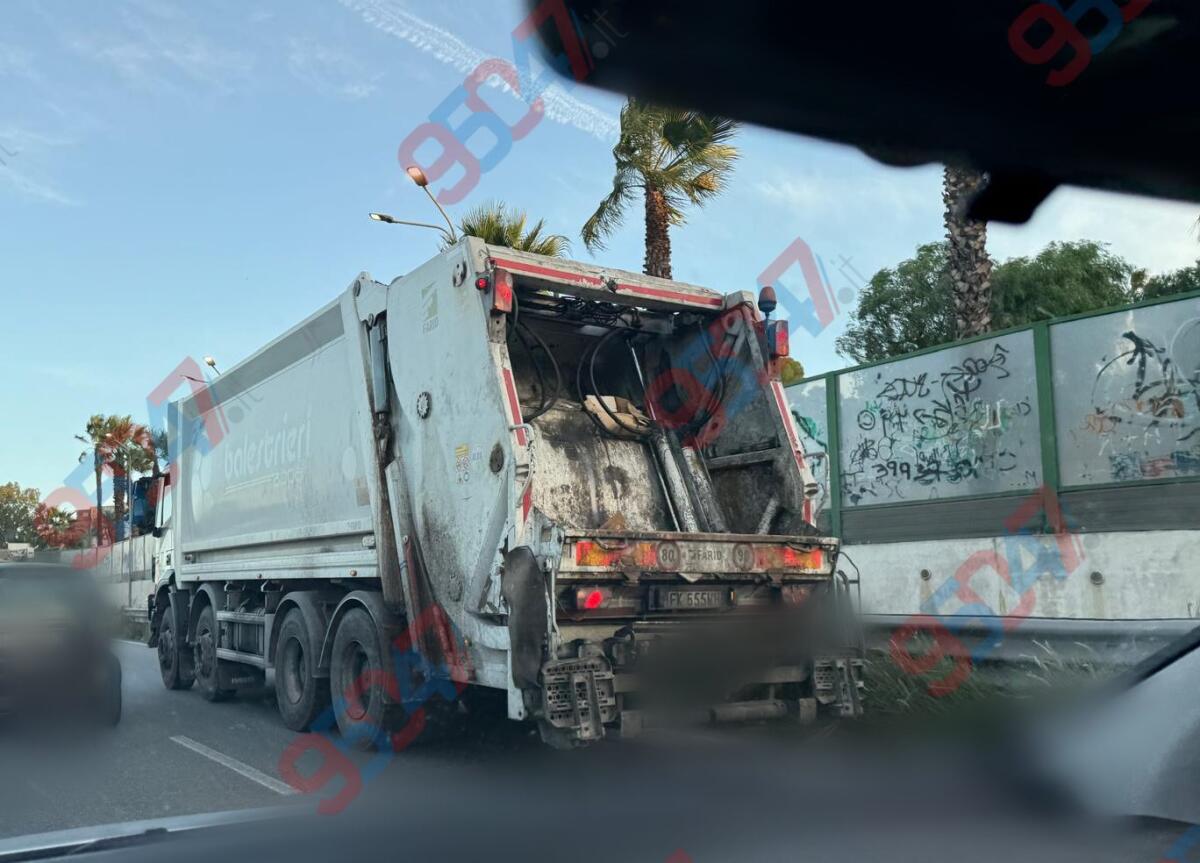 SS121, nuovo incidente nei pressi dello svincolo Sieli: coinvolto autocompattatore, traffico in tilt - 