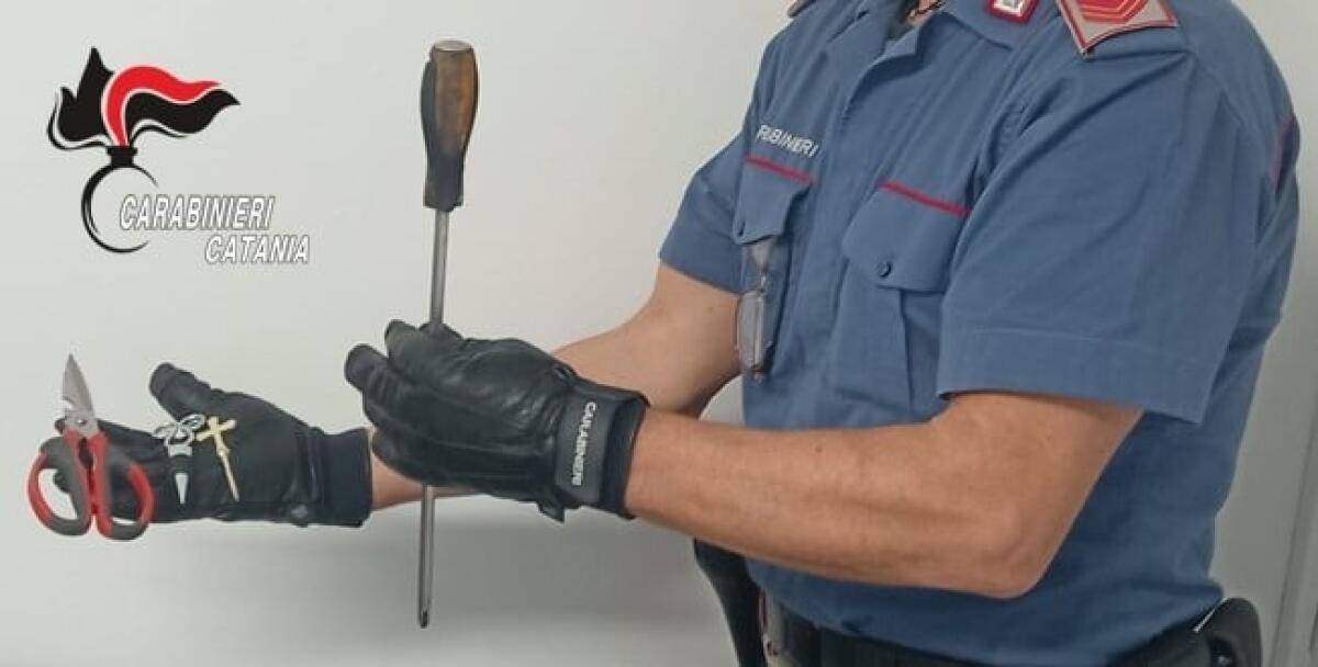 Belpasso, 47enne ubriaco minaccia i clienti di un chiosco con una spranga: bloccato dai Carabinieri, aveva droga e armi improprie - 