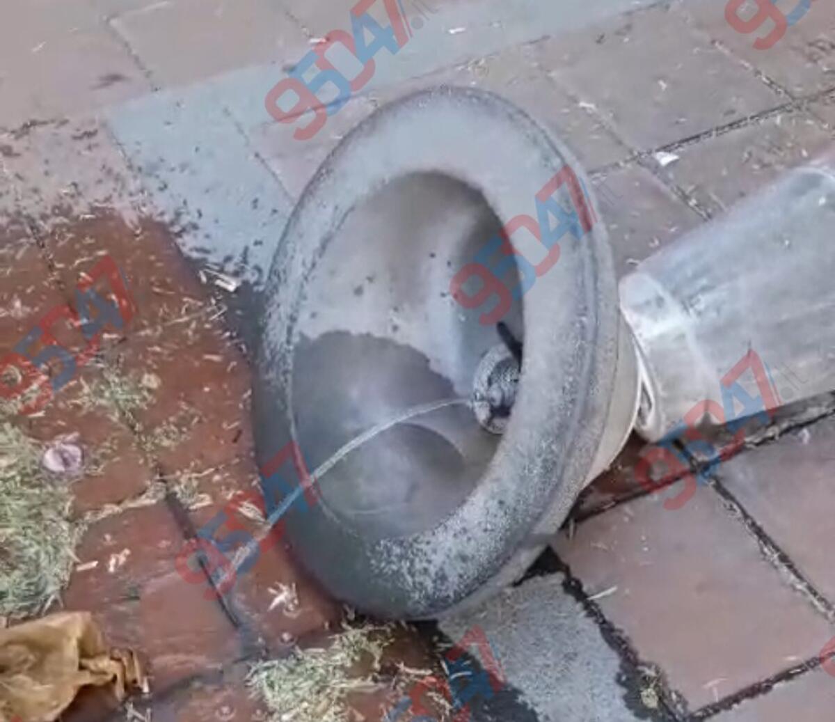 Paternò, vandalizzata la fontana di via Pietro Lupo: spreco d’acqua davanti alla scuola Aldo Moro - 