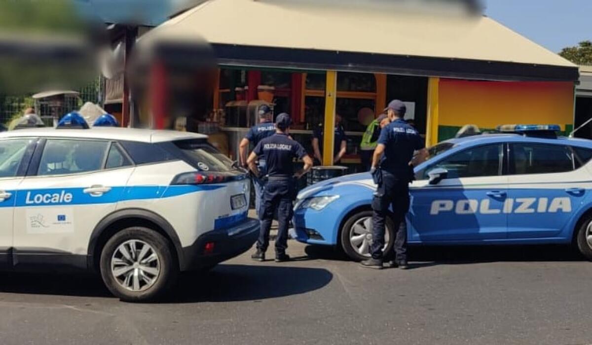 Catania, chiosco occupava il marciapiede con strutture abusive: denunciato il titolare - 