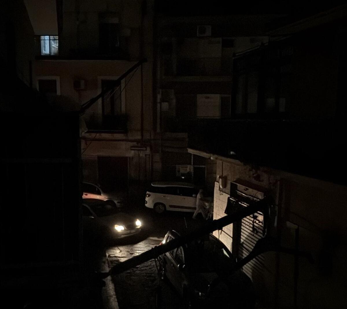 Paternò, blackout segnalato dai lettori: «Tre sere completamente al buio in zona via G.B. Nicolosi e via Circumvallazione» - 