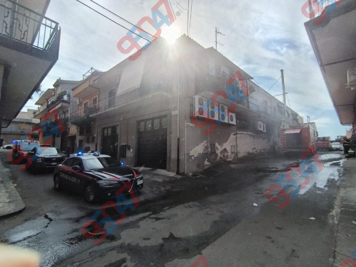 Paura a Paternò, incendio in un appartamento tra via Bassano e via Napoli: soccorsi sul posto - 