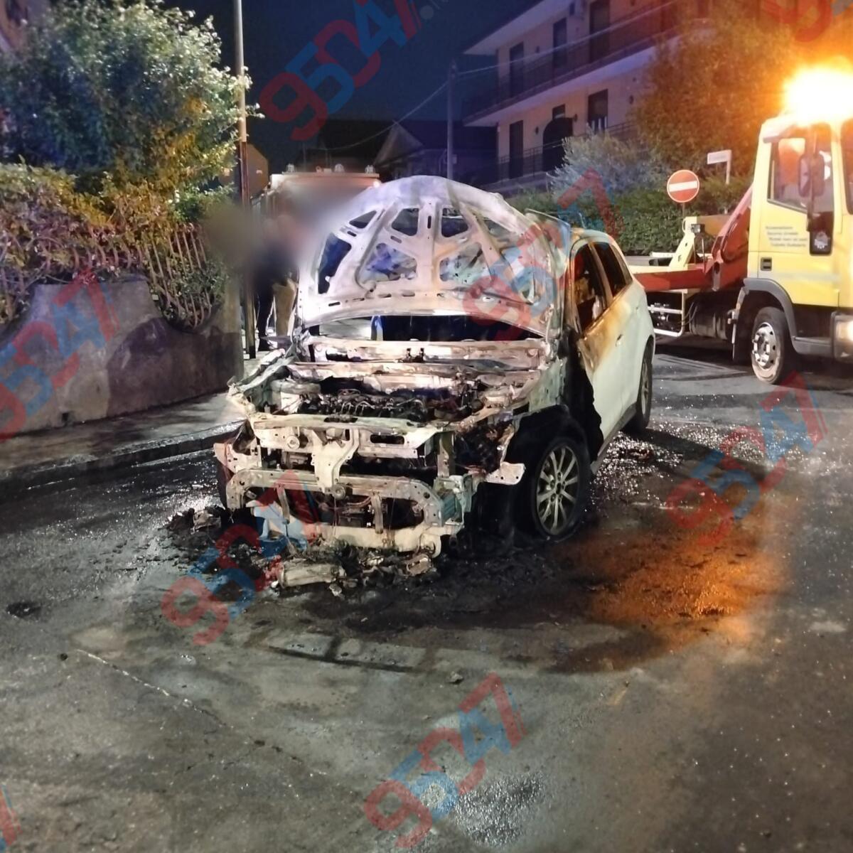 MASCALUCIA. AUTO IN FIAMME , STRADA CHIUSA , NESSUN FERITO - 