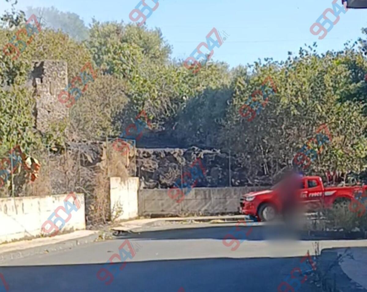 Paternò, incendio nel costone tra via Dalmazia e corso Sicilia: densa colonna di fumo visibile dalla superstrada 121 - 