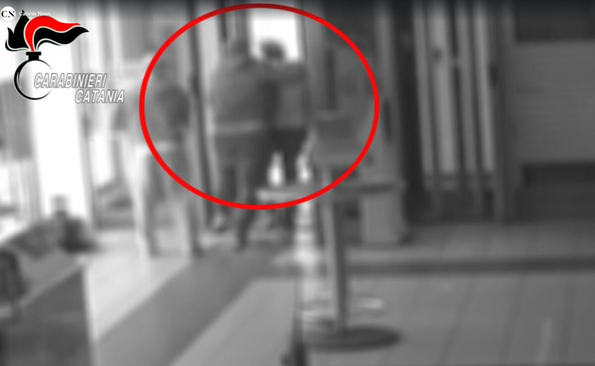 Paura a Mascalucia: direttore dell’ufficio postale minacciato con un taglierino, arrestato il presunto autore - 