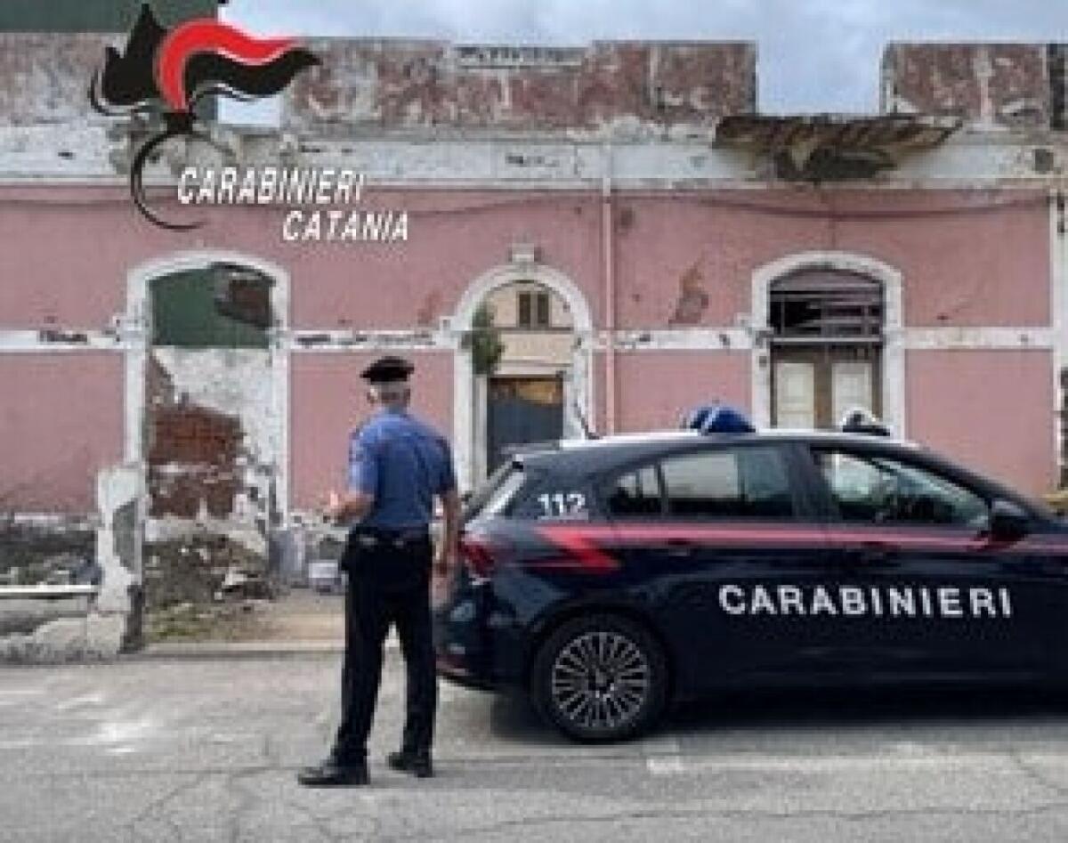 Riposto, lavori abusivi e eternit sul tetto: scatta il sequestro e la denuncia - 