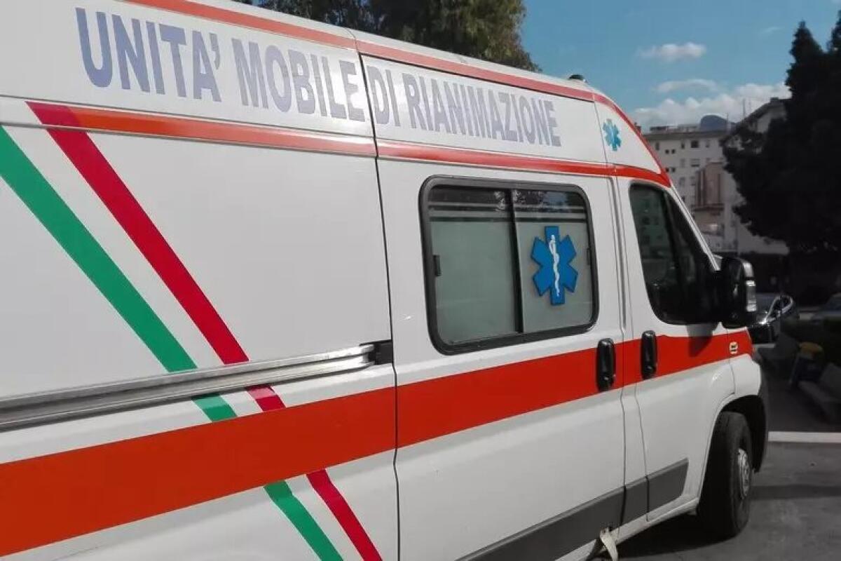 Caltanissetta, ambulanza attraversa col rosso senza emergenza: ritiro patente e maxi multa all’autista - 