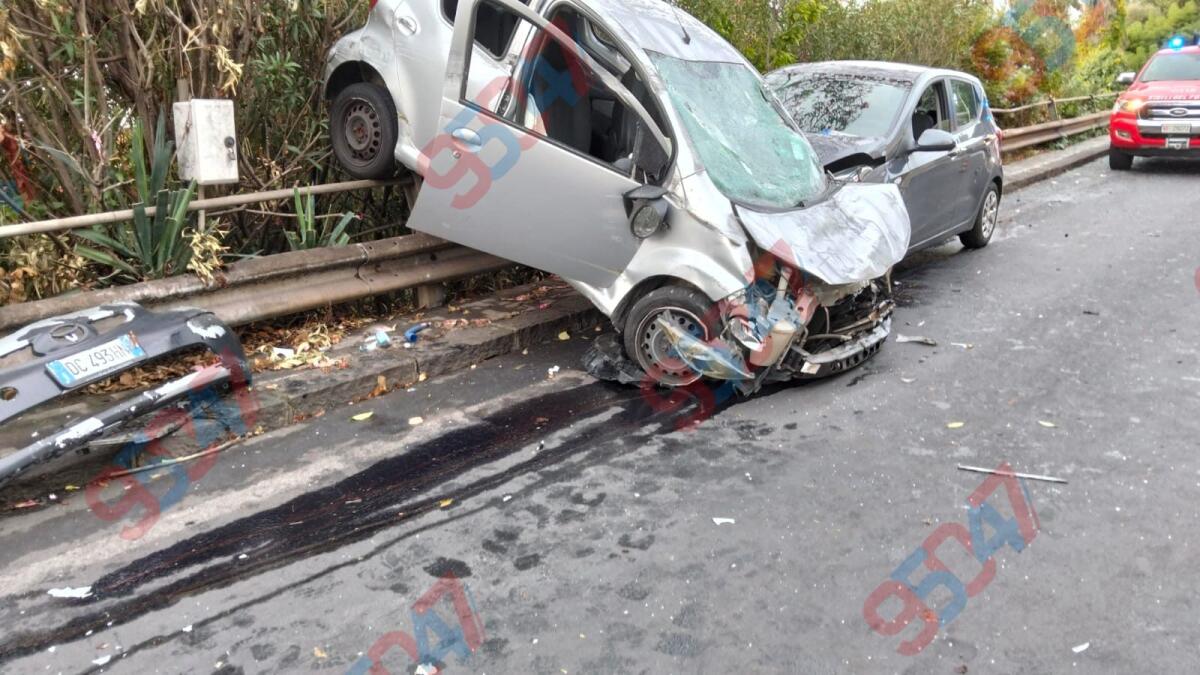 Scontro tra due auto a Tremestieri Etneo: una finisce sul guardrail, una donna ferita - 
