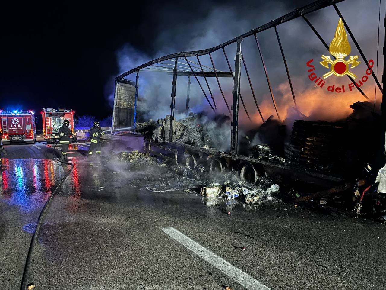 Tir prende fuoco sulla Palermo–Catania: traffico bloccato all’alba