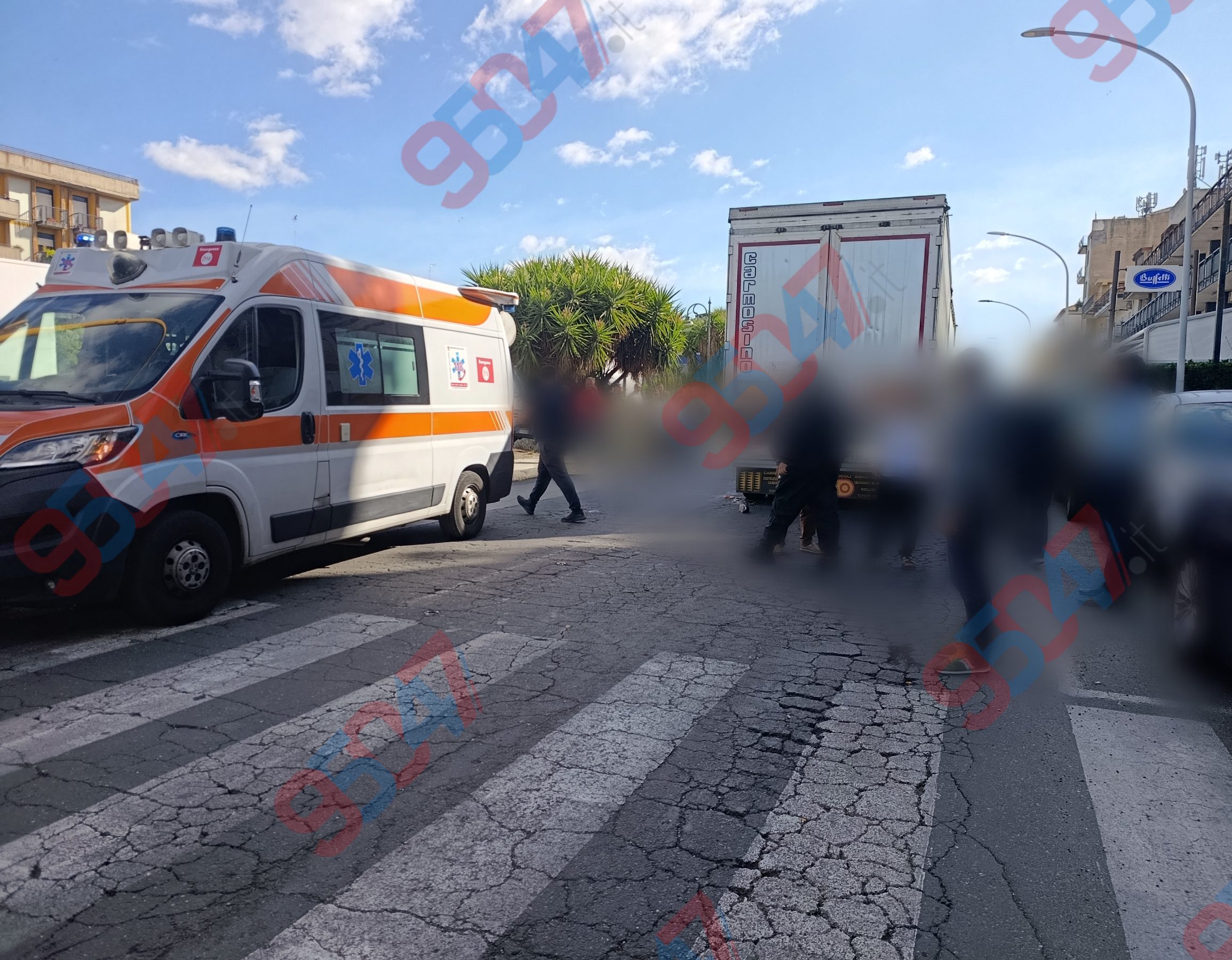 PATERNO'. Gravissimo incidente al Corso Italia: pedone investito da un camion, richiesto intervento elisoccorso