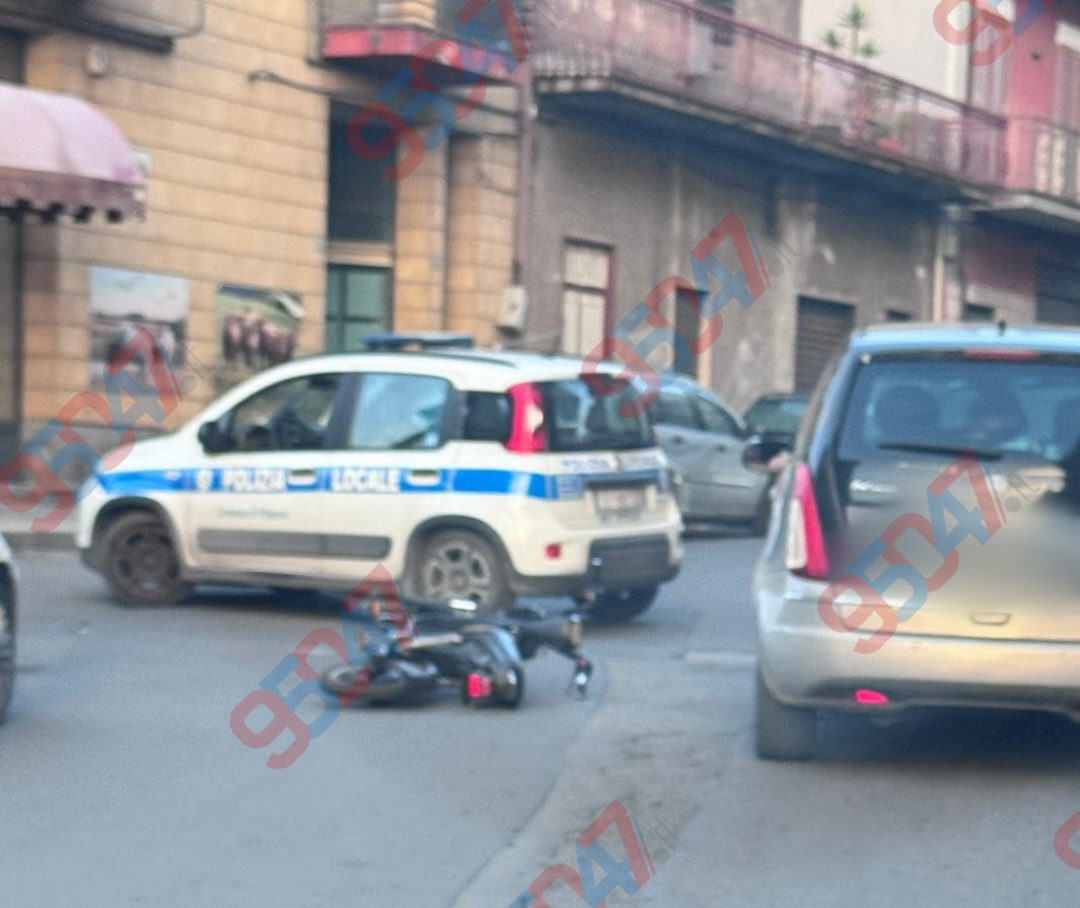 Paternò, scontro tra scooter elettrico e vettura, ferito centauro