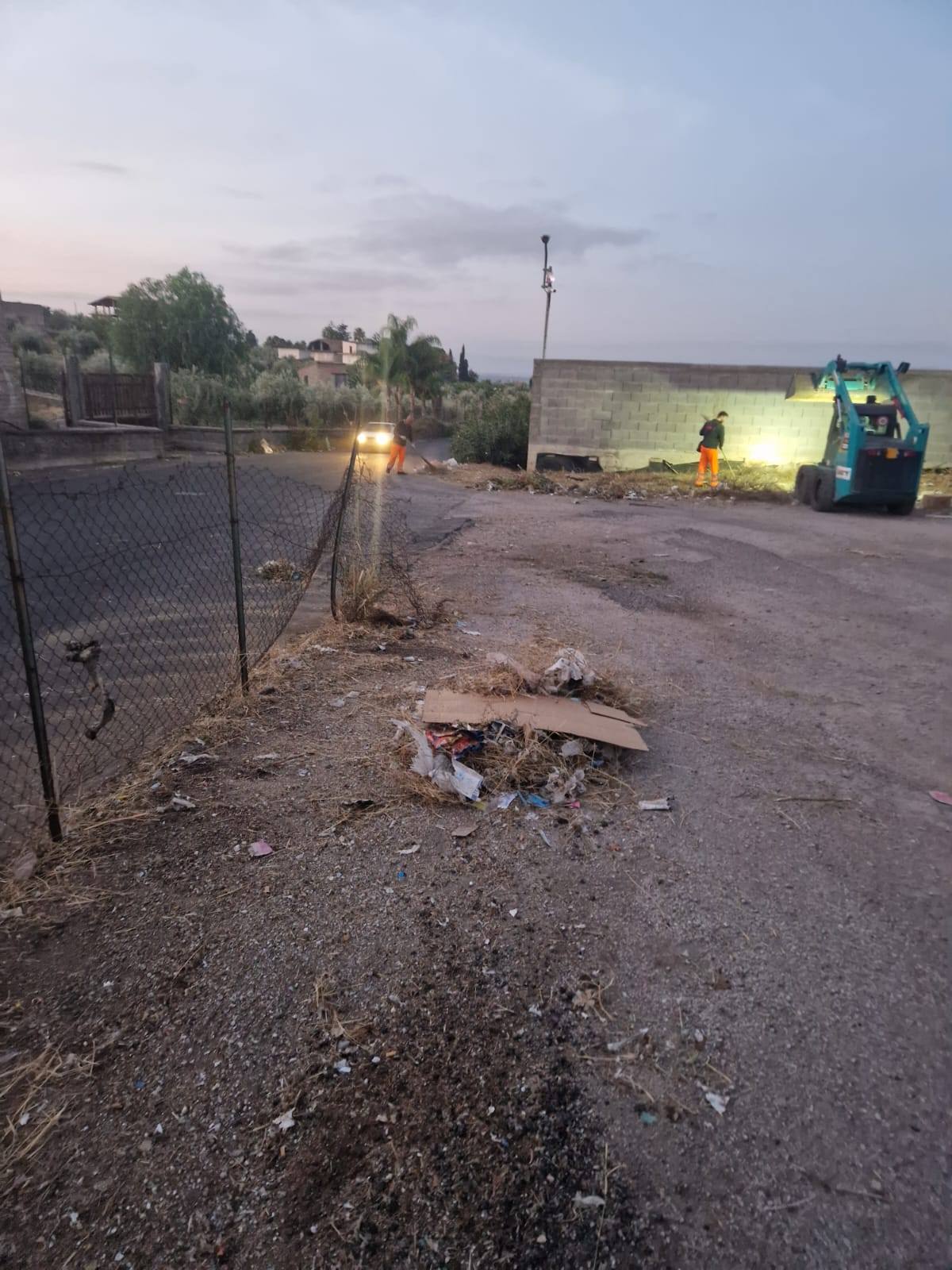 Paternò, piazzale del cimitero nuovo rimesso a nuovo: pulizia straordinaria Dusty