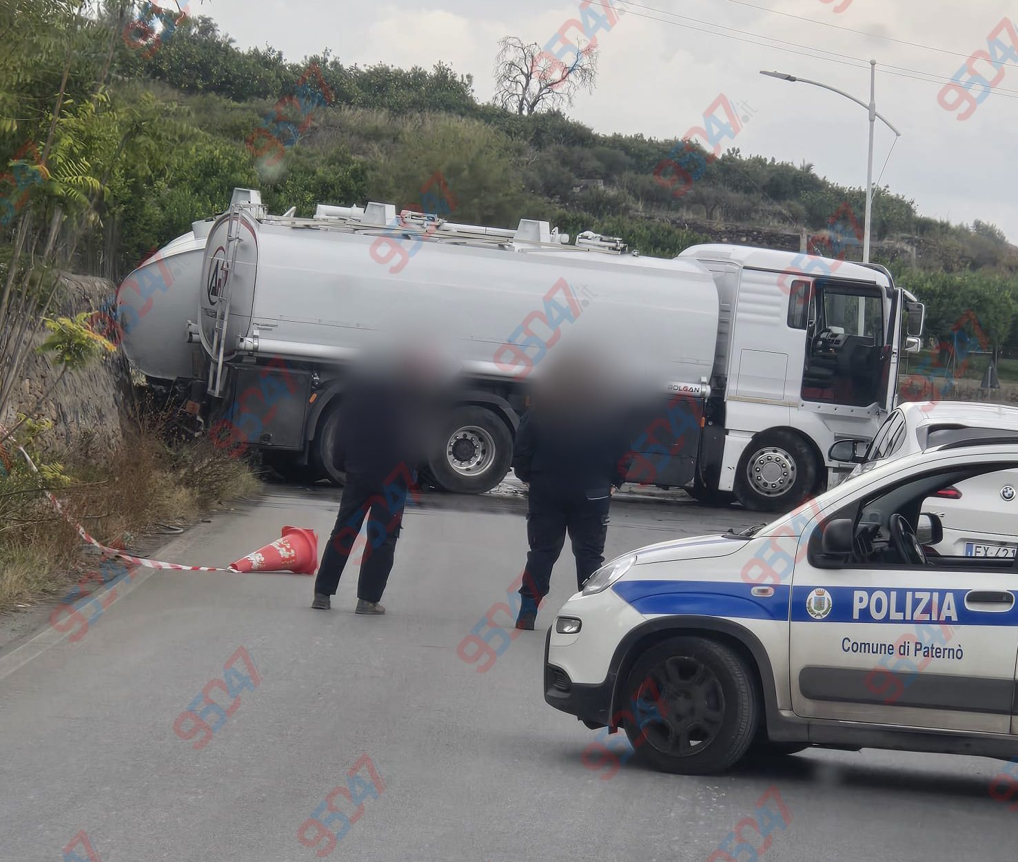 Paternò, paura in contrada Gianferrante: camion di traverso, travaso carburante e strada chiusa per ore, riaperta alle 19